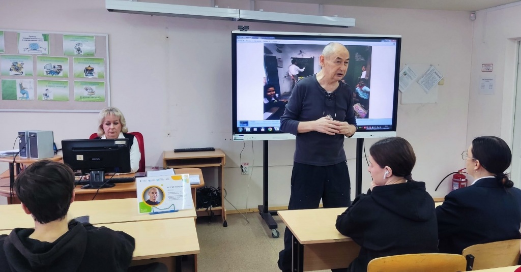 Zinovev_rasskazyvaet.jpg Zinovev_rasskazyvaet.jpg